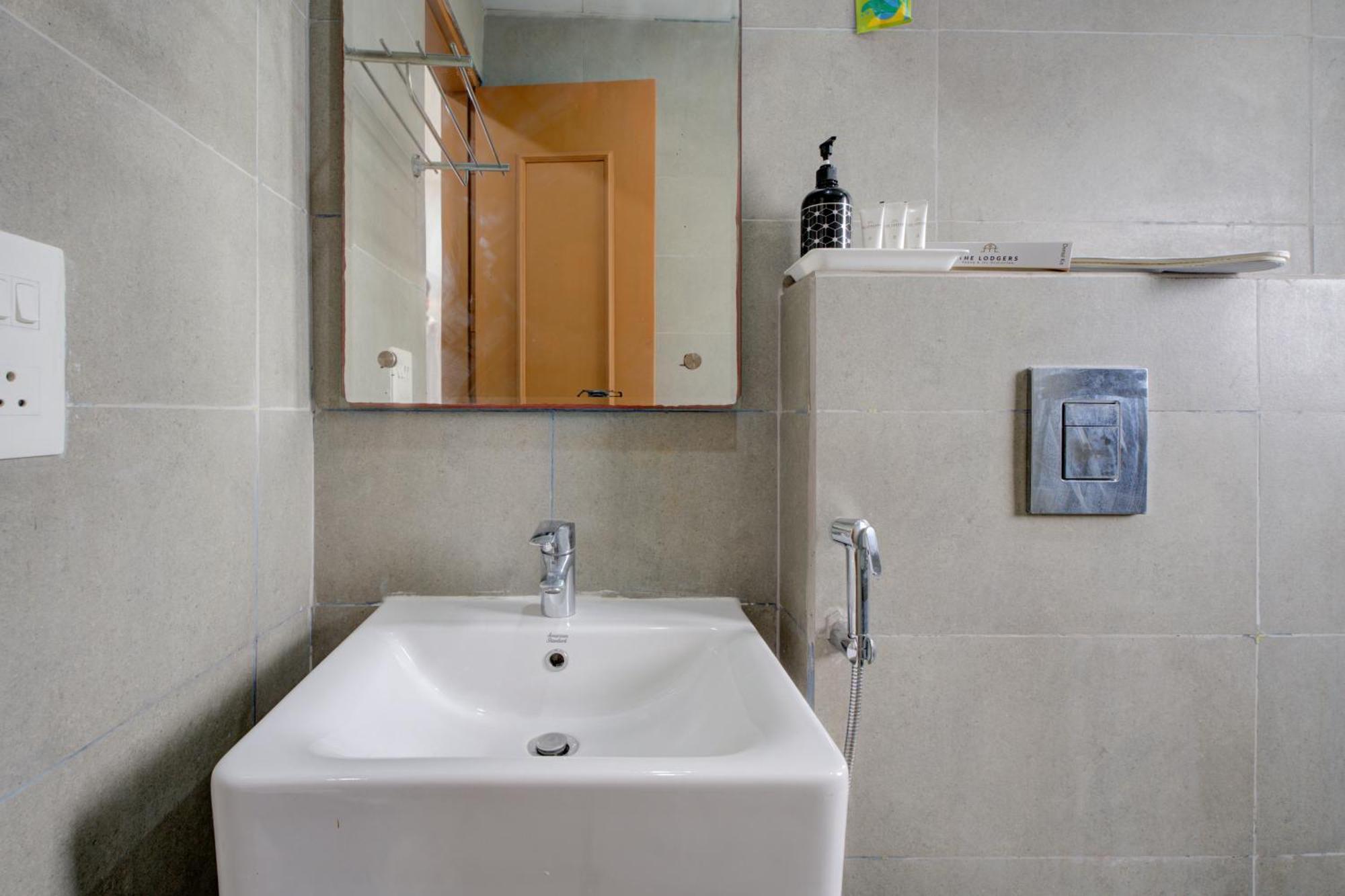 The Lodgers Studio Apartment Infront Of Artemis Hospital Gurugram Gurgaon Zewnętrze zdjęcie